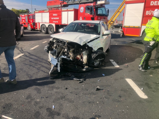 Tur otobüsü otomobile çarpıştı: 4'ü ağır 20 yaralı