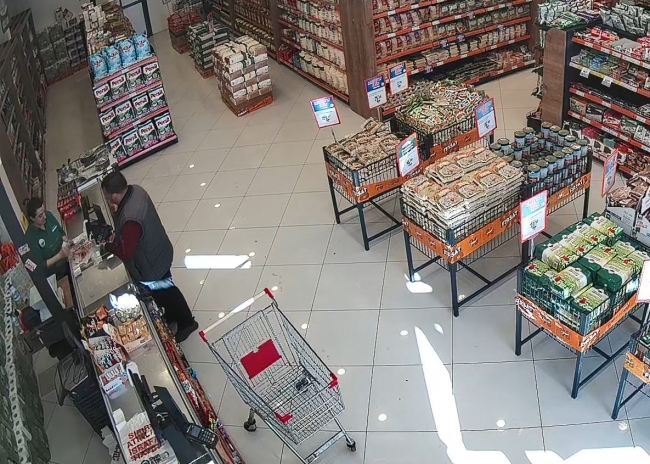 Bursa'da bozuk para bahanesiyle girdiği marketi dolandırıp çıktı