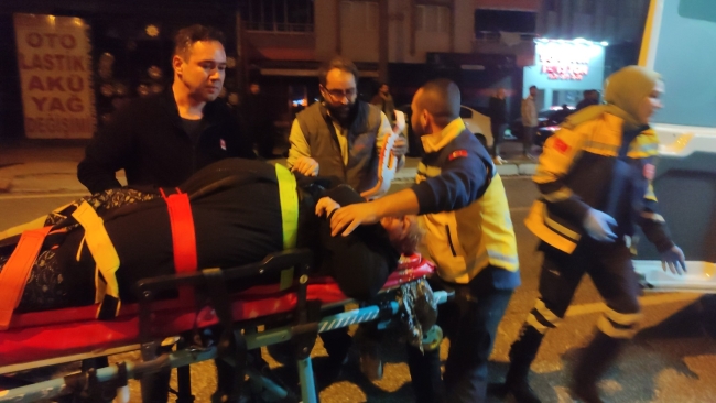 Karşıya geçmek isteyen anne kıza kamyonet çarptı