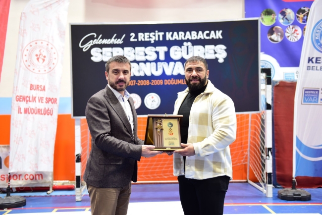 Bursa'da 2.Geleneksel Reşit Karabacak Güreş Turnuvası'nda nefes kesen mücadele