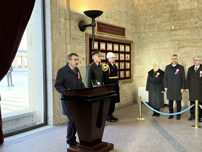 Bakan Tekin öğretmenlerle birlikte Anıtkabir'i ziyaret etti