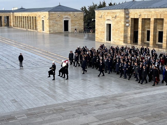 Bakan Tekin öğretmenlerle birlikte Anıtkabir'i ziyaret etti