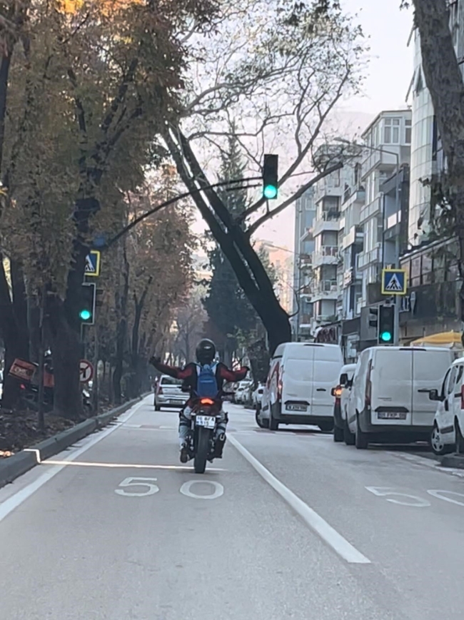 Bursa'da dakikalarca trafiği  tehlikeye attılar