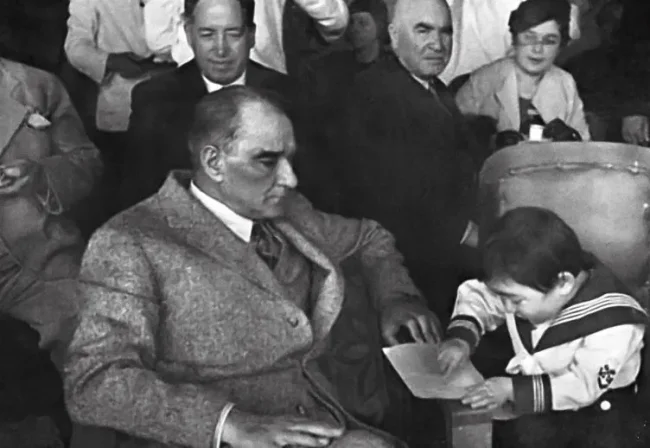Eli öpülesi öğretmenlerimiz gününüz kutlu olsun