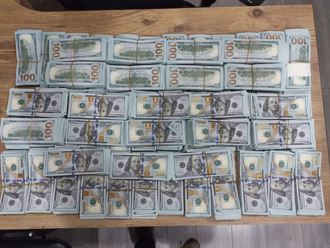 Havalimanında sahte dolar operasyonu