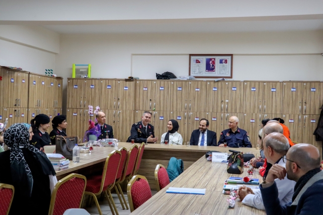 Bursa'da jandarmadan şehit kızına öğretmenler günü sürprizi