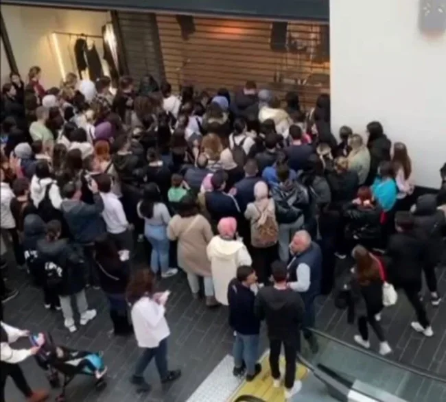Metrelerce uzunluğunda 'efsane cuma' kuyruğu!