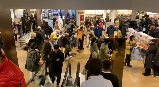 Metrelerce uzunluğunda 'efsane cuma' kuyruğu!