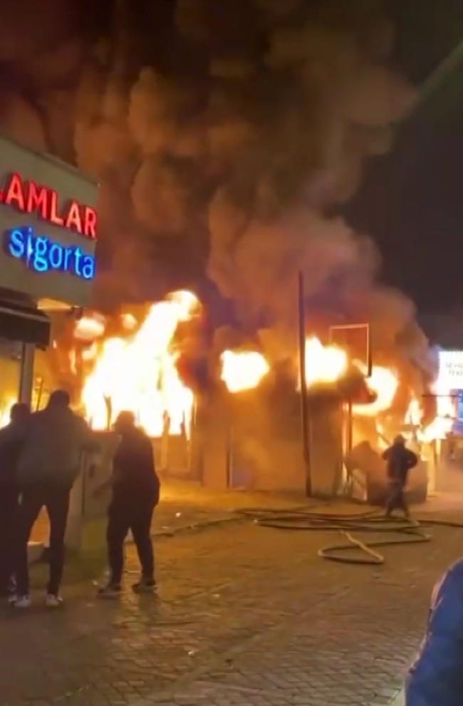 Çıkan yangında ürünler küle döndü!