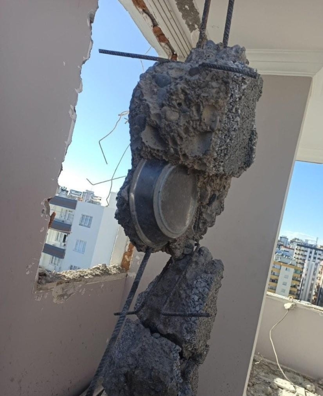Ağır hasarlı binanın beton bağlama noktasından tepsi çıktı