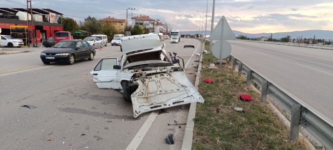 Amasya’da kazada otomobil hurdaya döndü