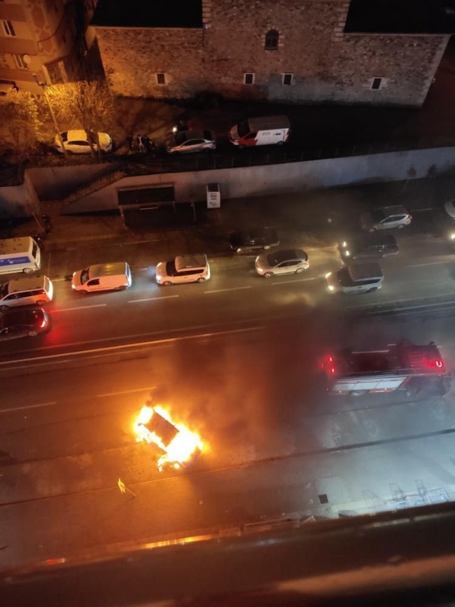 Bursa’da seyir halindeki araç alev topuna döndü