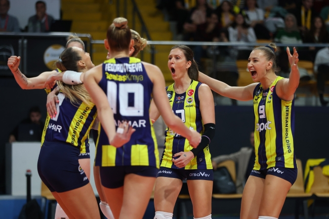 Fenerbahçe Opet, ezeli rakibine ilk yenilgisi tattırdı