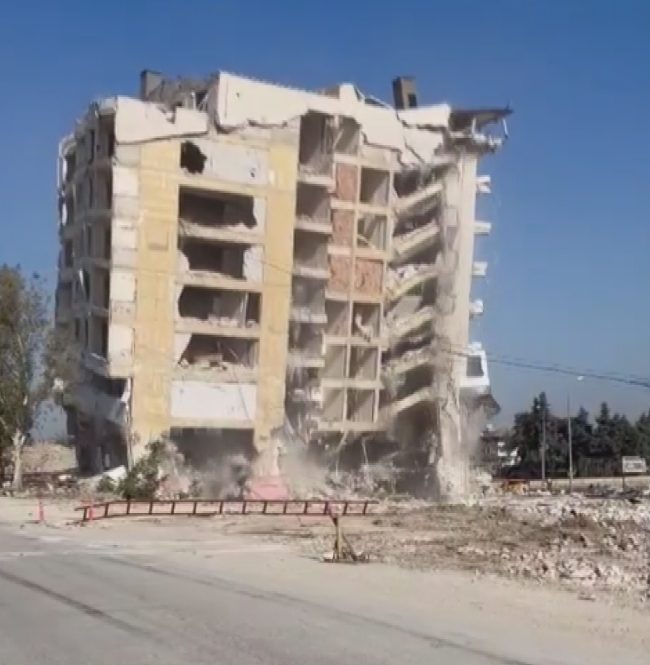 Antakya'da 8 katlı bina halatla çekilerek böyle yıkıldı