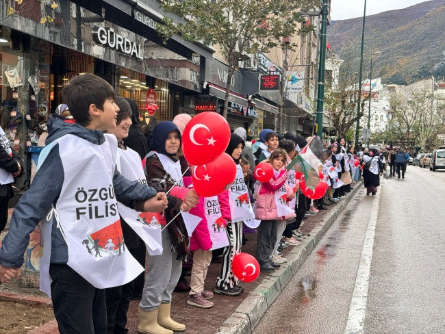 Bursa'da Filistin için çocuklarla el ele zinciri