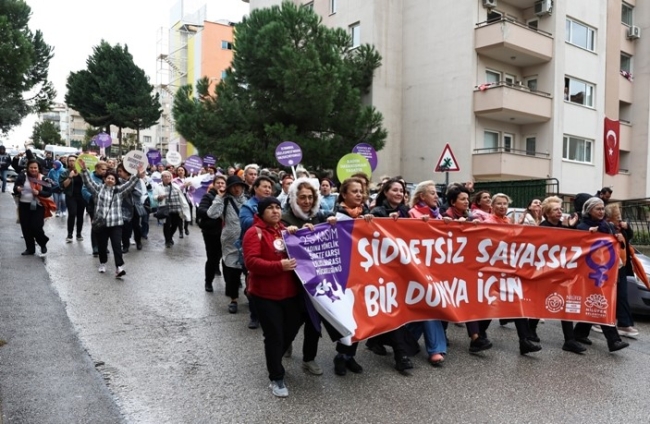 Bursa'da kadınlar şiddete karşı yürüdü