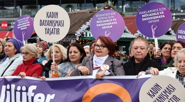 Bursa'da kadınlar şiddete karşı yürüdü