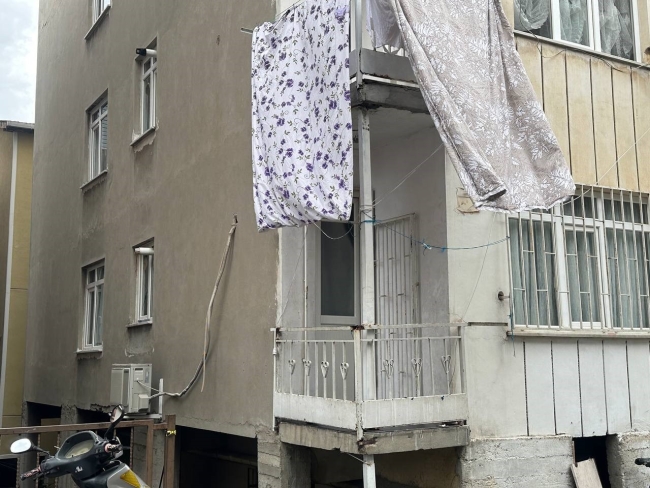 4 çocuğunun gözü önünde eşini öldürdü!