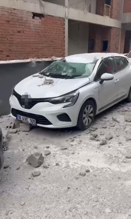 Bursa'da şiddetli rüzgar hayatı felç etti