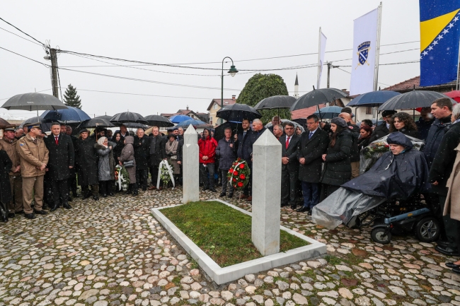 Özel, İzzetbegoviç’in anıt mezarını ziyaret etti