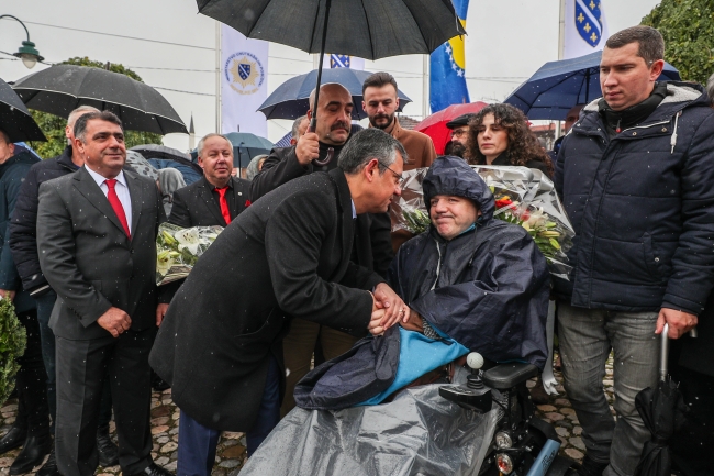 Özel, İzzetbegoviç’in anıt mezarını ziyaret etti