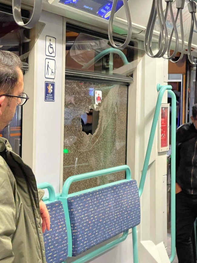 İstanbul'da tramvaya taşlı saldırı