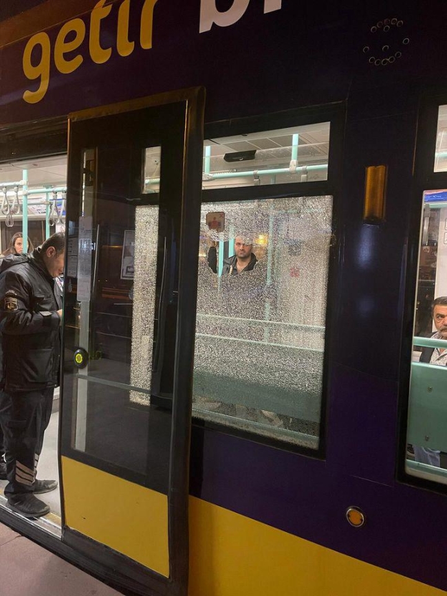İstanbul'da tramvaya taşlı saldırı