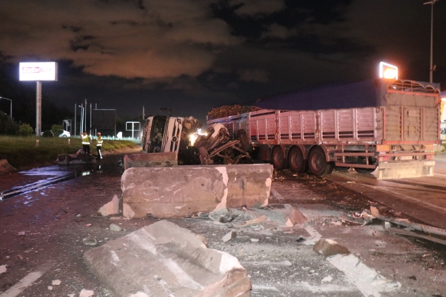 Tekeri patlayan TIR karşı şeride geçti