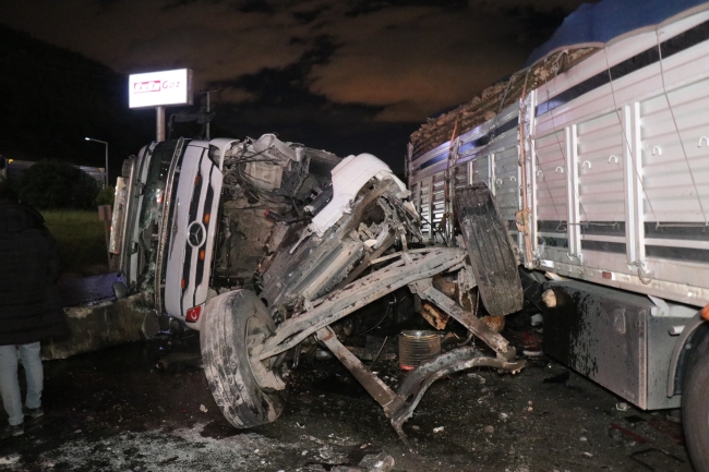Tekeri patlayan TIR karşı şeride geçti
