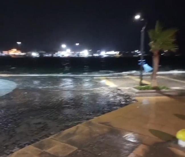İzmir'de fırtına nedeniyle deniz taştı