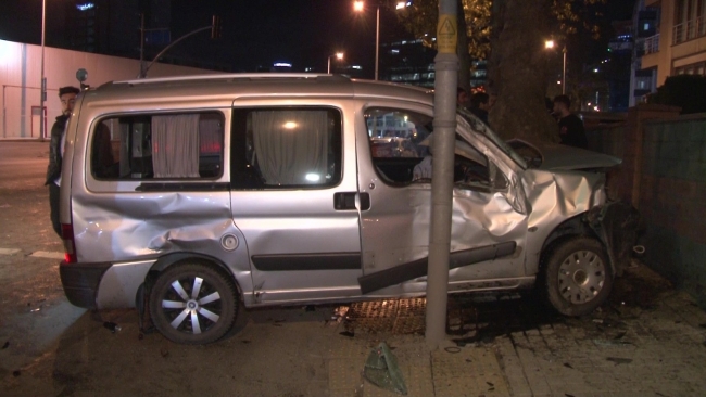 İstanbul'da 2 araç kafa kafaya çarpıştı: 2 yaralı