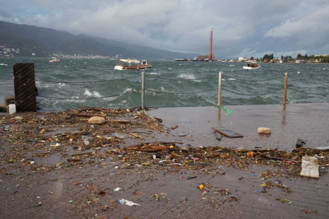 Kocaeli’de deniz taştı, sahil bandı suyla doldu