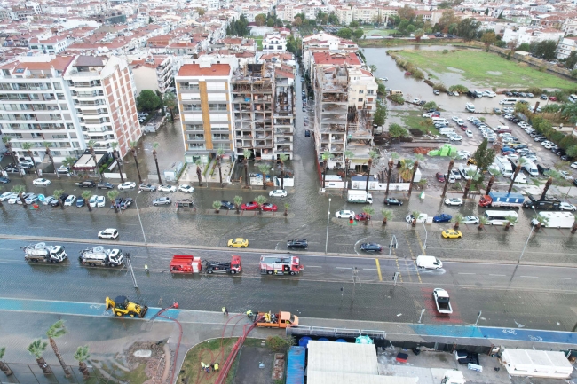 İzmir'de şiddetli yağış ve fırtına tsunami etkisi yarattı