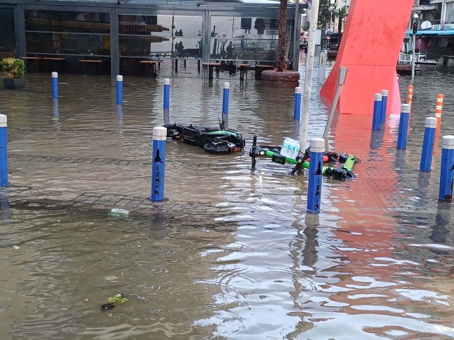 İzmir'de şiddetli yağış ve fırtına tsunami etkisi yarattı