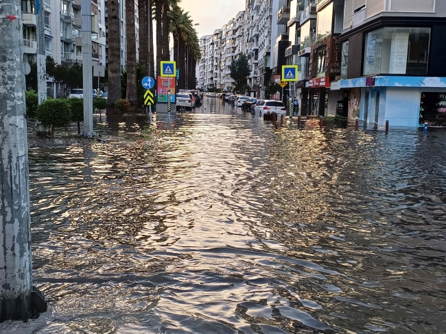 İzmir'de şiddetli yağış ve fırtına tsunami etkisi yarattı