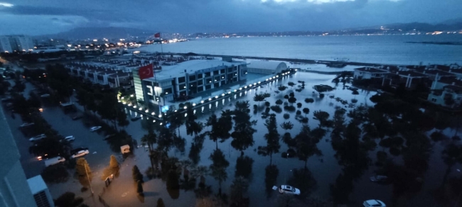 İzmir'de şiddetli yağış ve fırtına tsunami etkisi yarattı