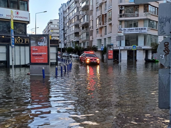 İzmir'de şiddetli yağış ve fırtına tsunami etkisi yarattı