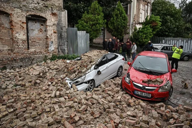 İstanbul'da metruk bina çöktü: İki araçta hasar oluştu