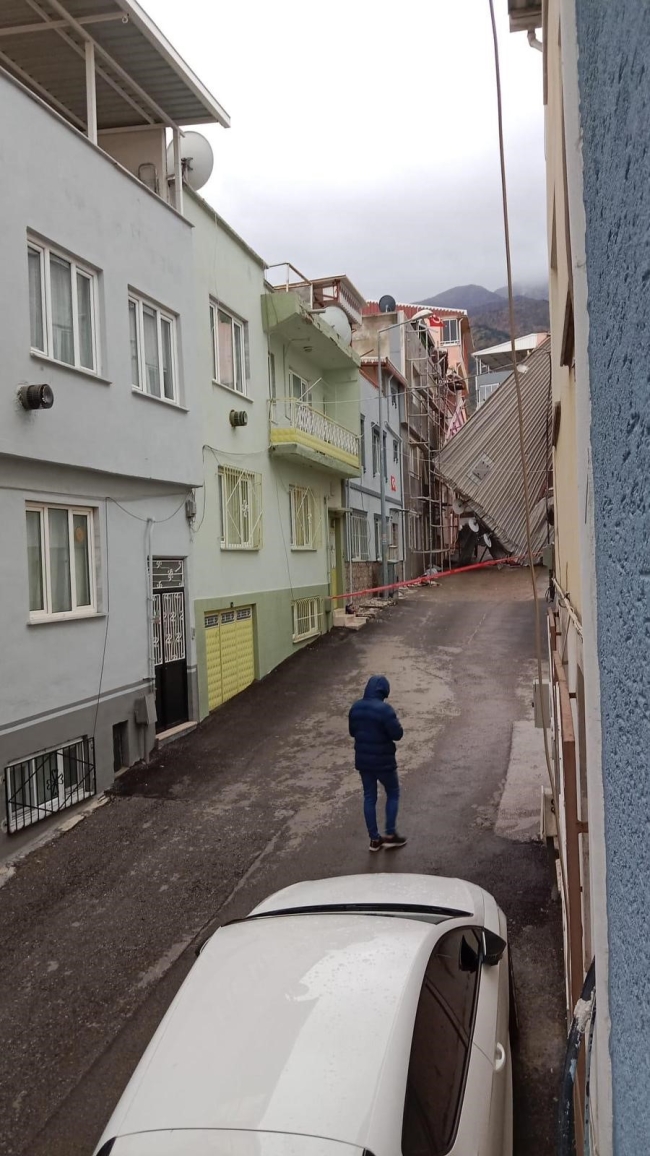 Bursa'da fırtına ve sağanak sebebiyle denizle karayolu birleşti