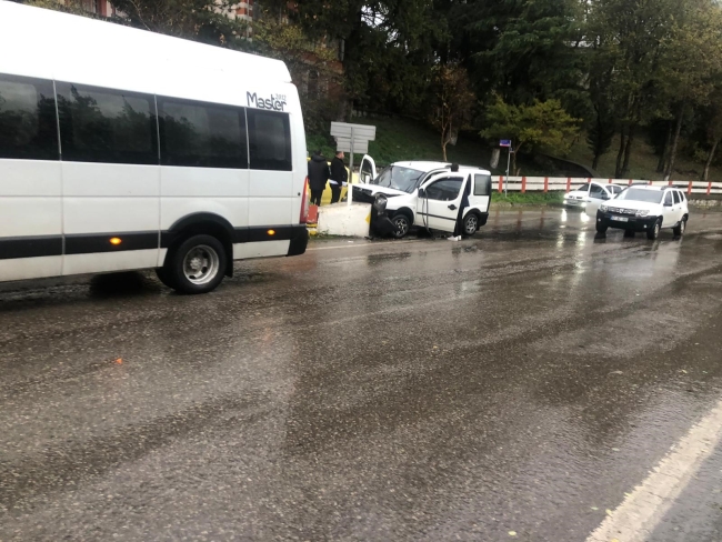 Kaza sonrası araçta sıkışan sürücü kalp krizi geçirdi
