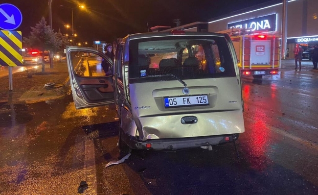 Amasya’da hafif ticari araç ile otomobil çarpıştı: 7 yaralı