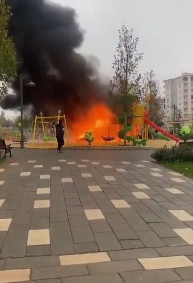 Çocuk oyun parkı alev alev yandı