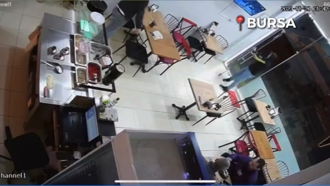 Bursa'da fırtınanın şiddeti kapıyı parçaladı