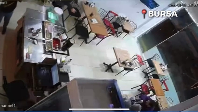 Bursa'da fırtınanın şiddeti kapıyı parçaladı