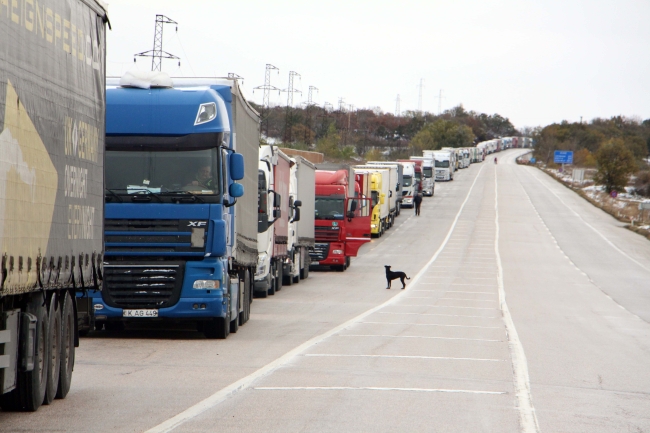Balkanlar’da yollar kardan kapandı! Edirne'de yoğunluk oluştu