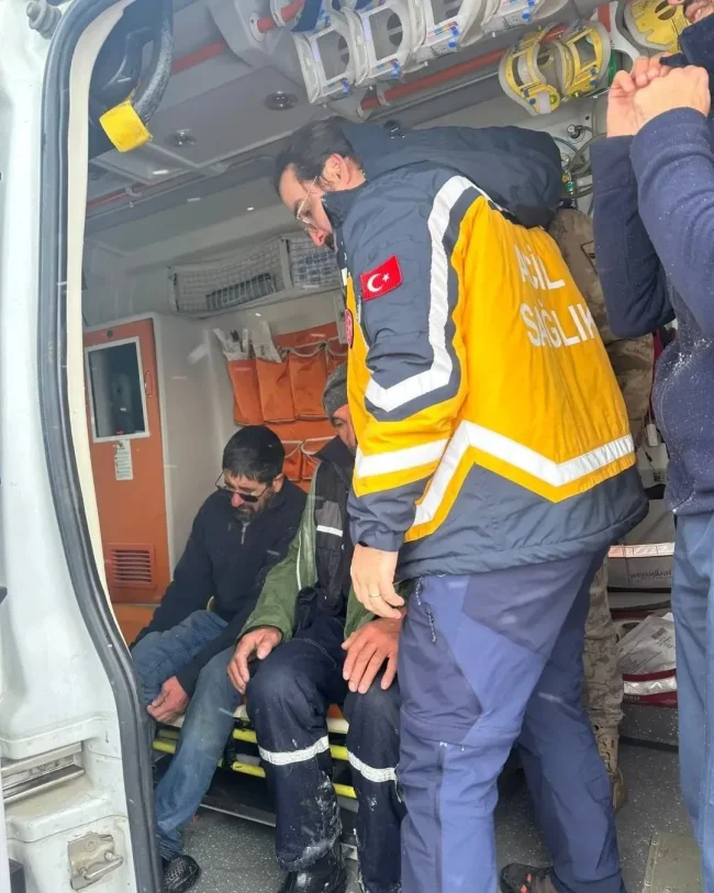 Sarıkamış'ta 2 kişi donmak üzereyken kurtarıldı
