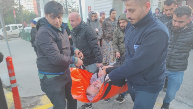 2 katlı binanın çatı katından alevler yükseldi: 3 yaralı