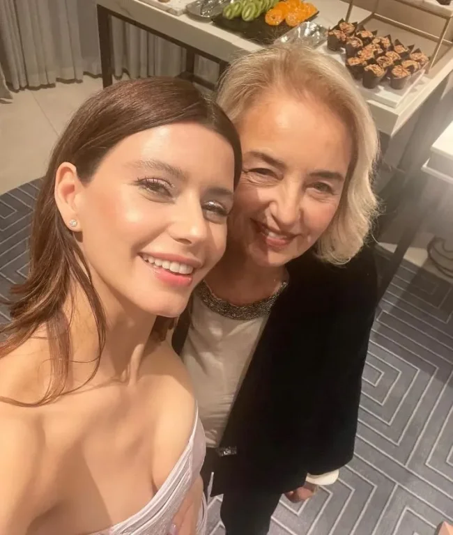 Beren Saat annesiyle paylaşım yaptı!