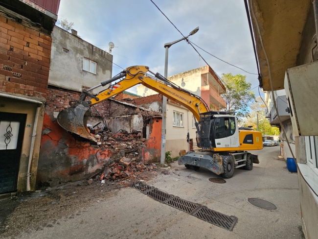 Bursa'da metruk binalar bir bir yıkılıyor