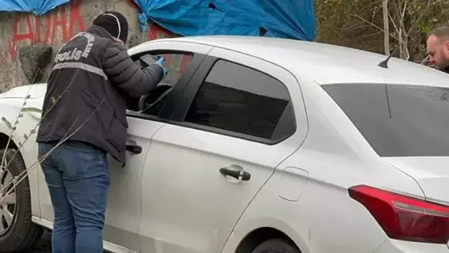 Gizemli araçta kurşun izleri ve cadılar bayramı maskesi çıktı!